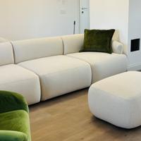 Divano  grande modulare con pouf