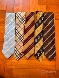 Cravatte regimental griffate e perfette.