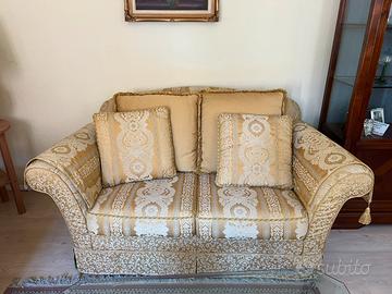 Coppia di divani giallo oro in tessuto damascato