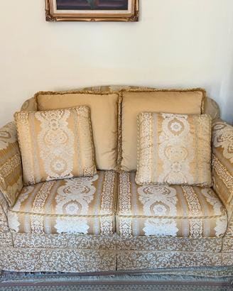 Coppia di divani giallo oro in tessuto damascato