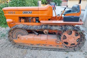 Trattore Fiat 605C con attrezzature 