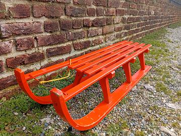 Slittino in legno arancione slitta vintage