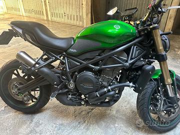 Moto  benelli 752 S guarda foto