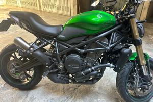 Moto  benelli 752 S guarda foto