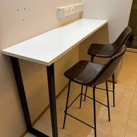Bancone bianco + due sgabelli