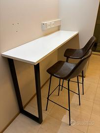 Bancone bianco + due sgabelli