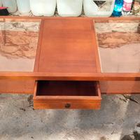 Tavolino in legno,soggiorno, vetrine e cassetto 