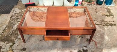 Tavolino in legno,soggiorno, vetrine e cassetto 