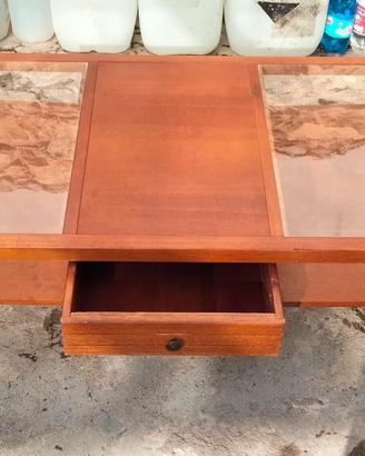 Tavolino in legno,soggiorno, vetrine e cassetto 