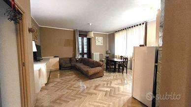 Appartamento parzialmente arredato con posto auto