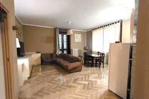 Appartamento parzialmente arredato con posto auto