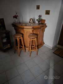 Bancone bar in legno con sgabelli abbinati