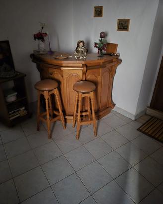 Bancone bar in legno con sgabelli abbinati