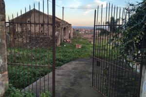 Terreno con rudere in via caltabiano 16