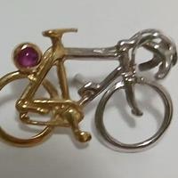 Bici da corsa in oro 750 con rubino cabochon.