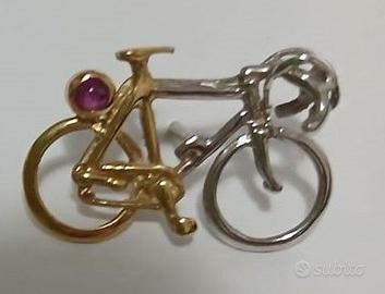 Bici da corsa in oro 750 con rubino cabochon.