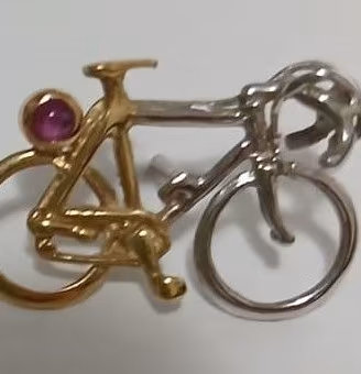 Bici da corsa in oro 750 con rubino cabochon.