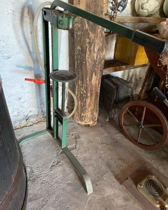 Imbottigliatrice Tappatrice a tre piedi a leva