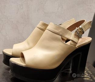 Sandali beige e neri con plateau