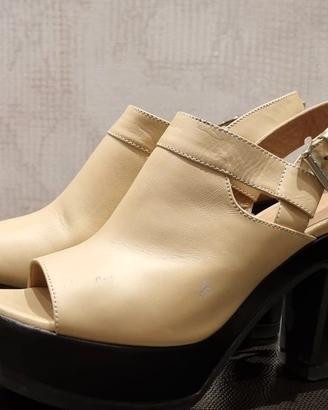 Sandali beige e neri con plateau