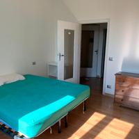 Reggio stanza + posto auto e balcone libera