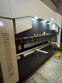 Pressa piegatrice per lamiere