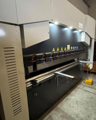 Pressa piegatrice per lamiere