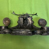 Calamaio antico con cervo e motivi naturalistici