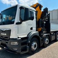 Camion gru ribaltabile con gru
