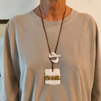 Collana con ciondolo in porcellana e oro.