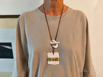 Collana con ciondolo in porcellana e oro.