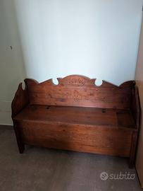 Cassapanca rustica in legno con vano contenitore