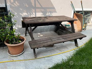 Tavolo da giardino in legno con due panche