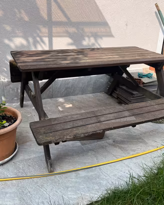 Tavolo da giardino in legno con due panche