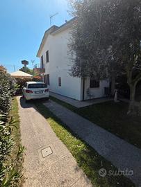 Villetta ad angolo con 3 camere e 300mq di giardin