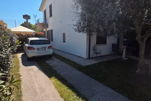 Villetta ad angolo con 3 camere e 300mq di giardin