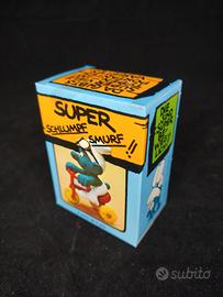 40203 Puffo box sul triciclo