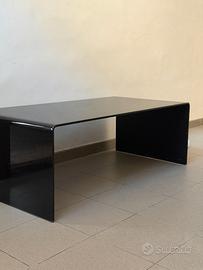 Tavolino in vetro nero, design a cascata
