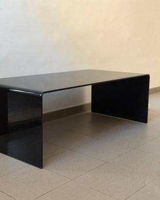 Tavolino in vetro nero, design a cascata