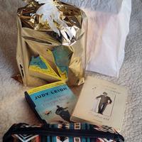 LIBRI A SORPRESA: 2 romanzi GIALLI + 1 astuccio