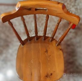 Coppia di sedie con braccioli in legno massello.