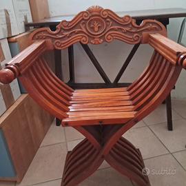 Poltroncina in "stile",  di legno chiudibile 