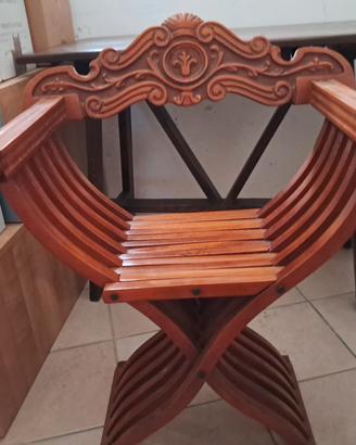 Poltroncina in "stile",  di legno chiudibile 