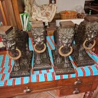 cpppie di leoni intagljati in legnp