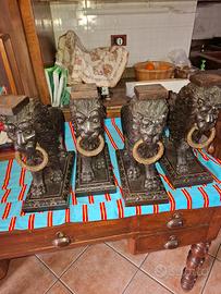 cpppie di leoni intagljati in legnp