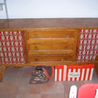 Mobile di tinello in pino con cassetti ed ante