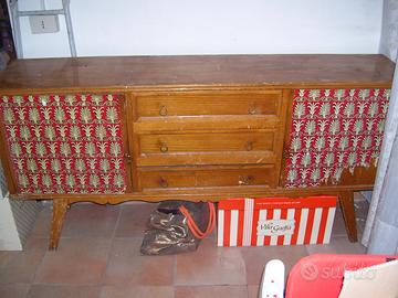 Mobile di tinello in pino con cassetti ed ante