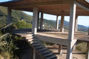 Terreno con rustico da completare a Perdifumo
