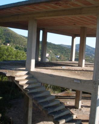 Terreno con rustico da completare a Perdifumo