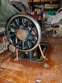 ANTICA MACCHINA DA CUCIRE SINGER BASE IN GHISA